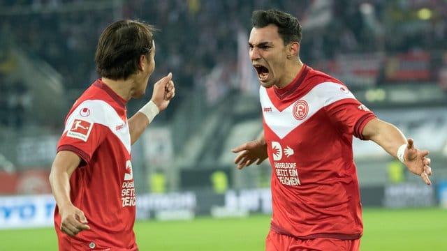 Die Düsseldorfer Kaan Ayhan (r) und Takashi Usami feiern den Treffer zum zwischenzeitliche 1:0 gegen Freiburg. Die Düsseldorfer Kaan Ayhan (r) und Takashi Usami feiern den Treffer zum zwischenzeitliche 1:0 gegen Freiburg.