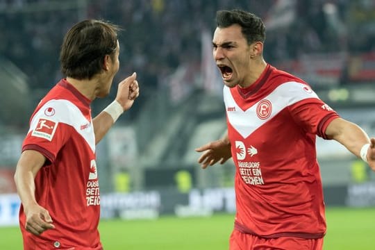 Die Düsseldorfer Kaan Ayhan (r) und Takashi Usami feiern den Treffer zum zwischenzeitliche 1:0 gegen Freiburg.