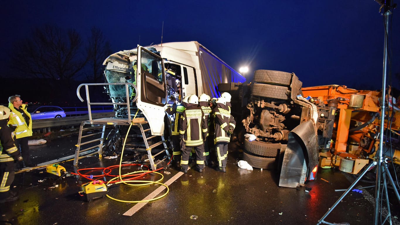 Zerstörte Fahrzeuge auf der A5: Um zu verhindern, dass der Lkw auf ein Stauende auffährt, errichtete die Polizei mit einem querstehenden Lastwagen und einem Streifenwagen eine Absperrung – diese hat den 40-Tonner schließlich gestoppt.