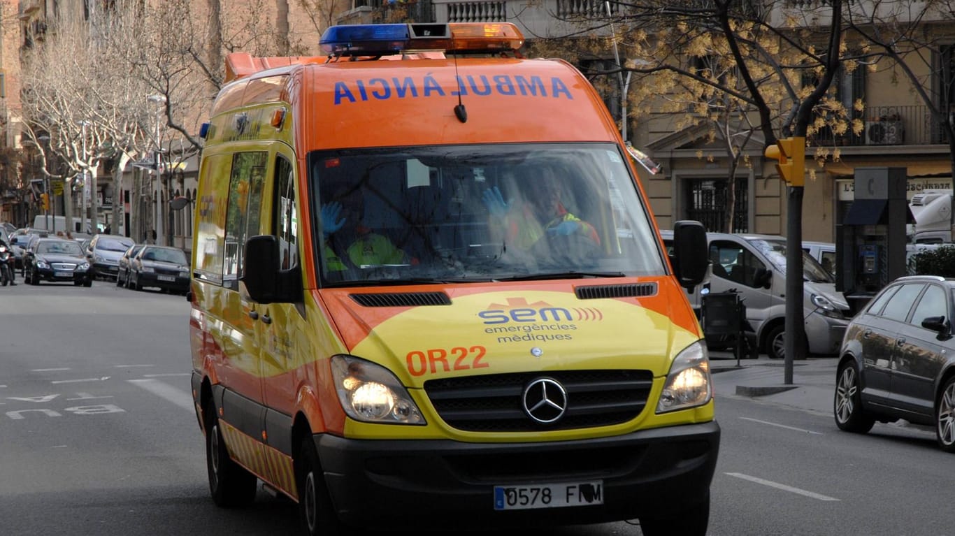 Rettungswagen im Einsatz (Symbolfoto): Der Hubschrauber hatte kurz vor dem Absturz noch einen Schwerkranken ins Krankenhaus in Porto geflogen.