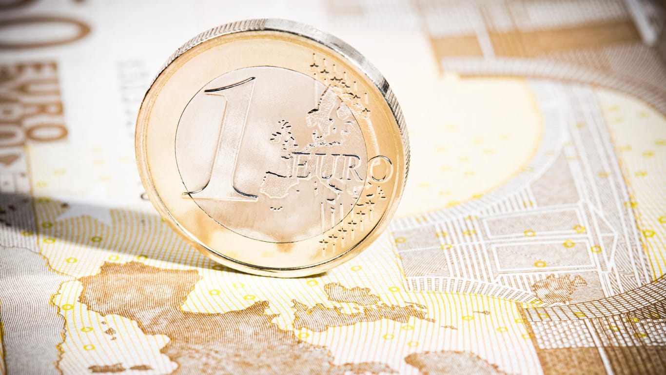 Euromünze auf Banknote: Erben können in der Regel eine Erbschaft ausschlagen. Das gilt nicht für den Staat. Doch was ist mit einem verschuldeten Erbe?