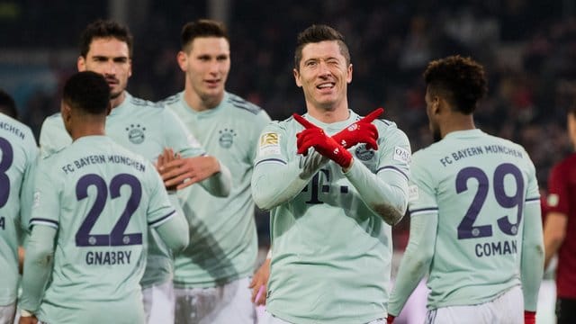 Bayern-Torjäger Robert Lewandowski feiert seinen Treffer zum 4:0 in Hannover.