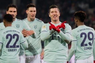 Bayern-Torjäger Robert Lewandowski feiert seinen Treffer zum 4:0 in Hannover.