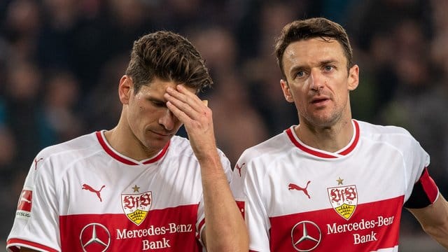 Die Tore von Mario Gomez (l) rückten angesichts des Todes des Vaters von Christian Gentner in den Hintergrund.