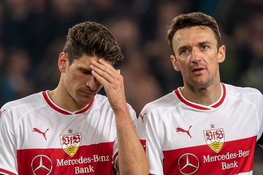 Die Tore von Mario Gomez (l) rückten angesichts des Todes des Vaters von Christian Gentner in den Hintergrund.