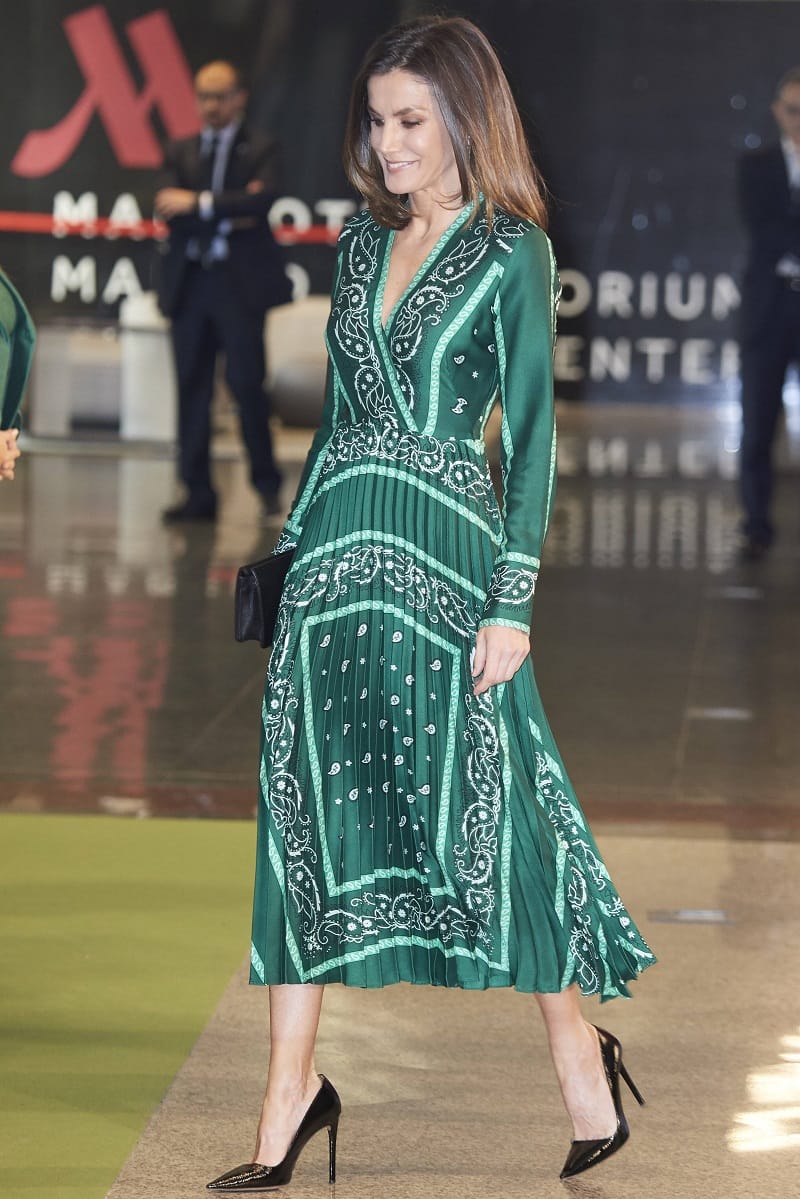 Mustermix: Beim 2. Internationalen Weltkongress zeigte sich Königin Letizia in einem bedruckten Kleid.
