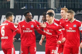 Die HSV-Profis feiern in Duisburg die Herbstmeisterschaft.