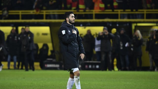 Nuri Sahin wird nach dem Bremer Gastspiel in Dortmund von der Südtribüne gefeiert.