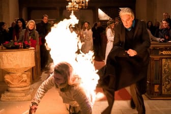 Der Umhang von Malin Forsberg (Ella Lundström) fängt Feuer, Robert Anders (Walter Sittler) eilt zur Hilfe.