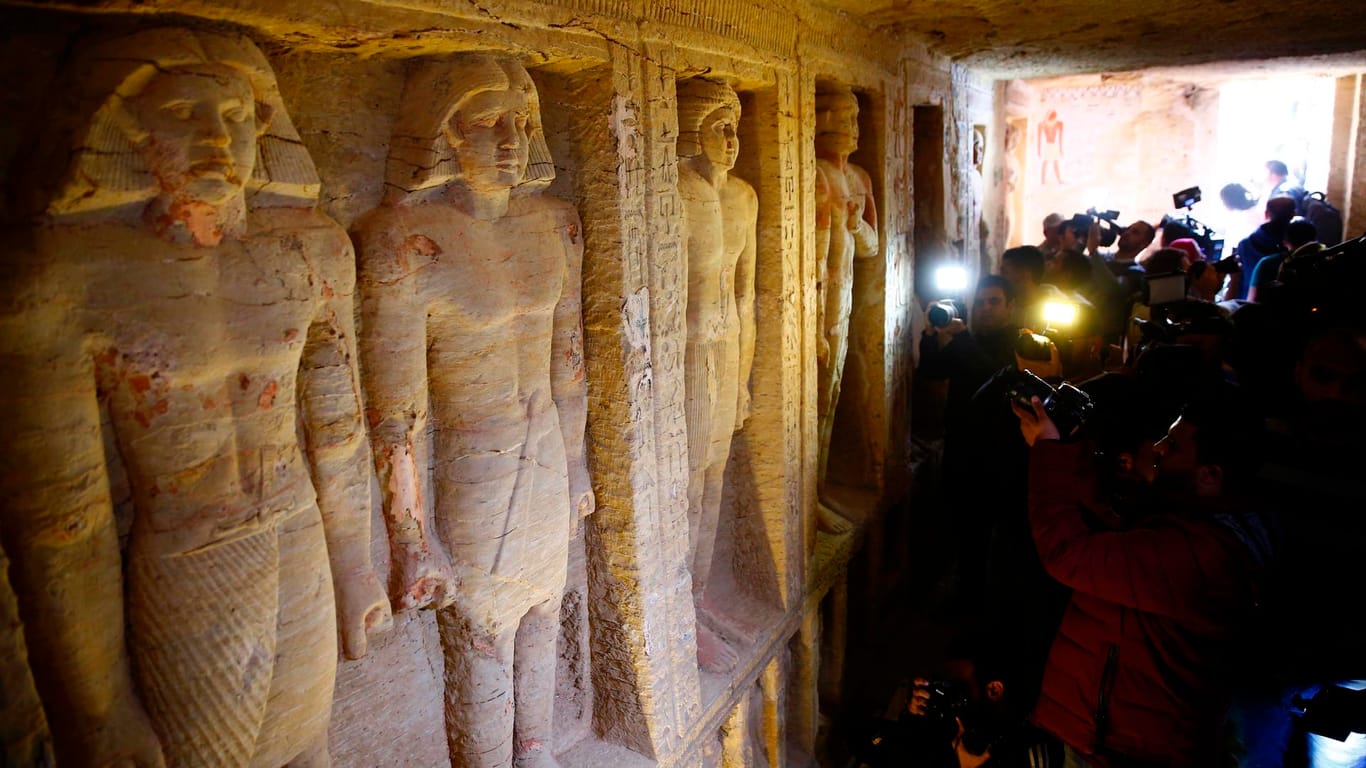 Fotografen machen Bilder von Reliefstatuen, die in dem freigelegten Grab des Priesters aus der altägyptischen 5. Dynastie zu sehen sind: Es ist nicht der erste archäologische Fund in jüngster Zeit in Ägypten.