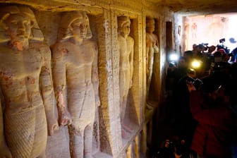 Fotografen machen Bilder von Reliefstatuen, die in dem freigelegten Grab des Priesters aus der altägyptischen 5. Dynastie zu sehen sind: Es ist nicht der erste archäologische Fund in jüngster Zeit in Ägypten.