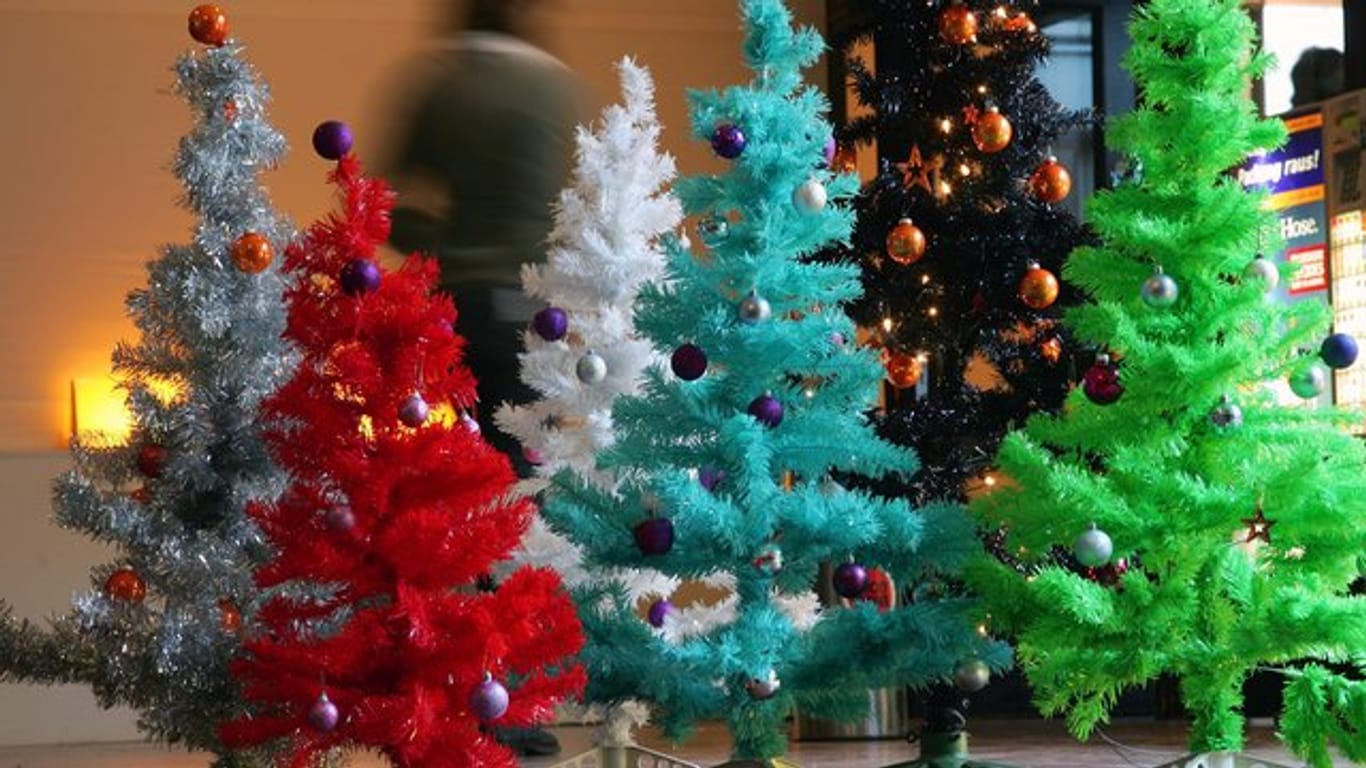 Muss man mögen: Farbige Weihnachtsbäume aus Plastik.