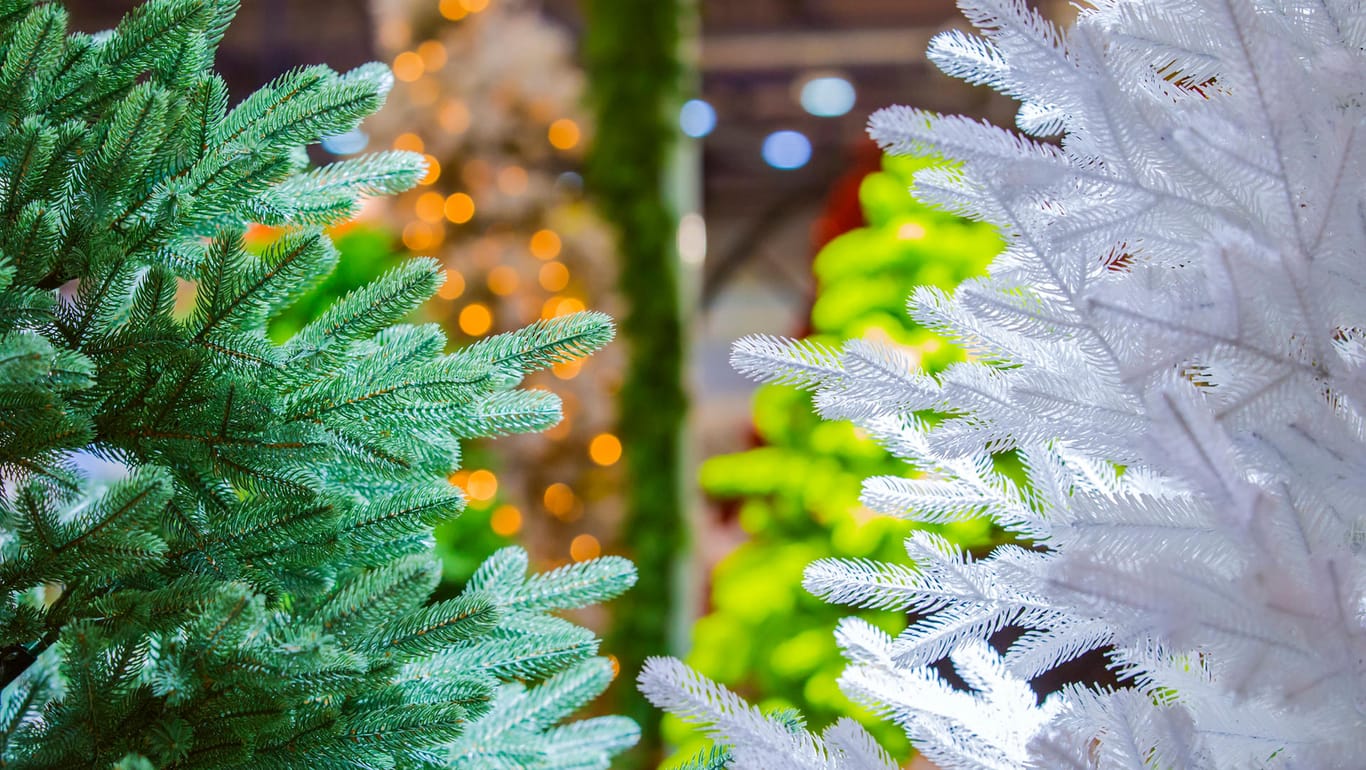 Grüner und weißer Weihnachtsbaum: Für so manchen stellt sich auch dieses Jahr die Frage: ein natürlicher oder ein künstlicher Weihnachtsbaum?