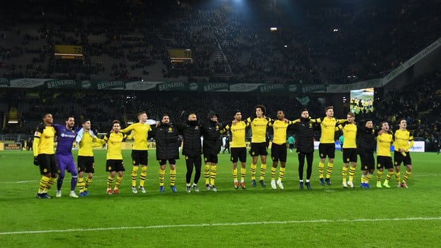 Die BVB-Spieler feiern vor der Südtribüne die Herbstmeisterschaft.