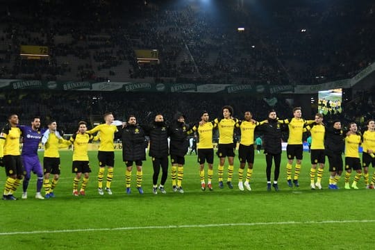 Die BVB-Spieler feiern vor der Südtribüne die Herbstmeisterschaft.