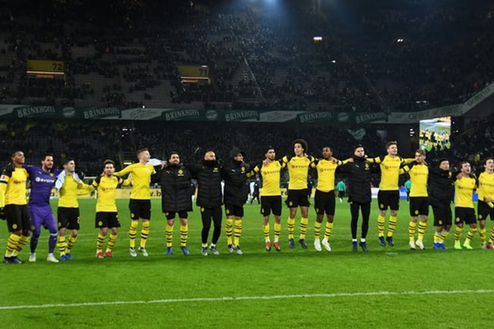 Die BVB-Spieler feiern vor der Südtribüne die Herbstmeisterschaft.