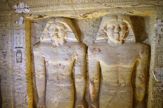 Reliefstatuen im freigelegten Grab des Priesters von König Neferirkare.