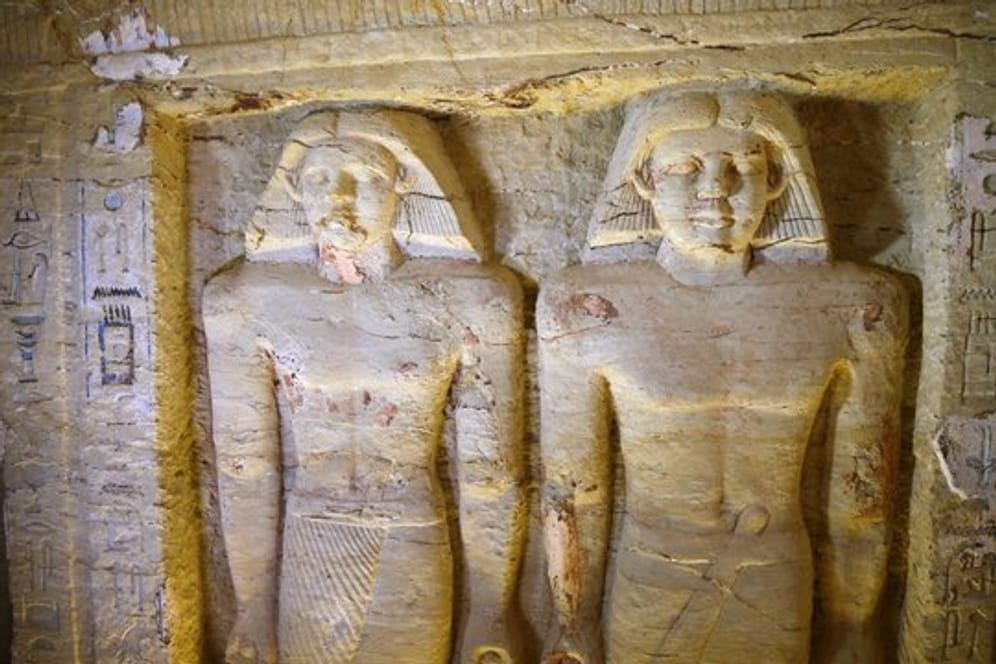 Reliefstatuen im freigelegten Grab des Priesters von König Neferirkare.