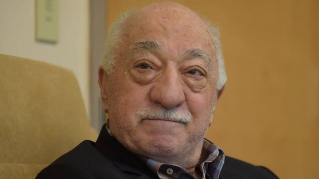 Die Türkei macht Fethullah Gülen für den Putschversuch vom Sommer 2016 verantwortlich. Die Türkei macht Fethullah Gülen für den Putschversuch vom Sommer 2016 verantwortlich.