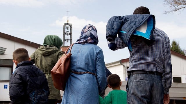 Flüchtlinge im Grenzdurchgangslager Friedland in Niedersachsen.