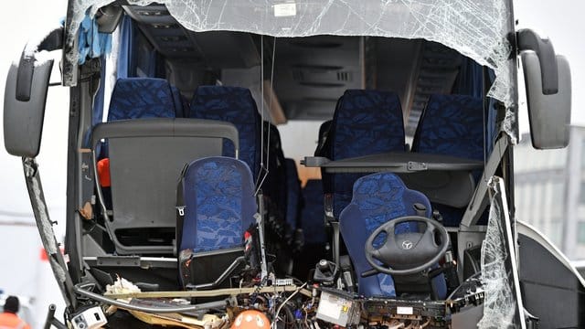 Der Bus war südlich von Zürich aus noch unbekannten Gründen auf eisglatter Fahrbahn ins Schleudern geraten und gegen eine Mauer geprallt. Der Bus war südlich von Zürich aus noch unbekannten Gründen auf eisglatter Fahrbahn ins Schleudern geraten und gegen eine Mauer geprallt.