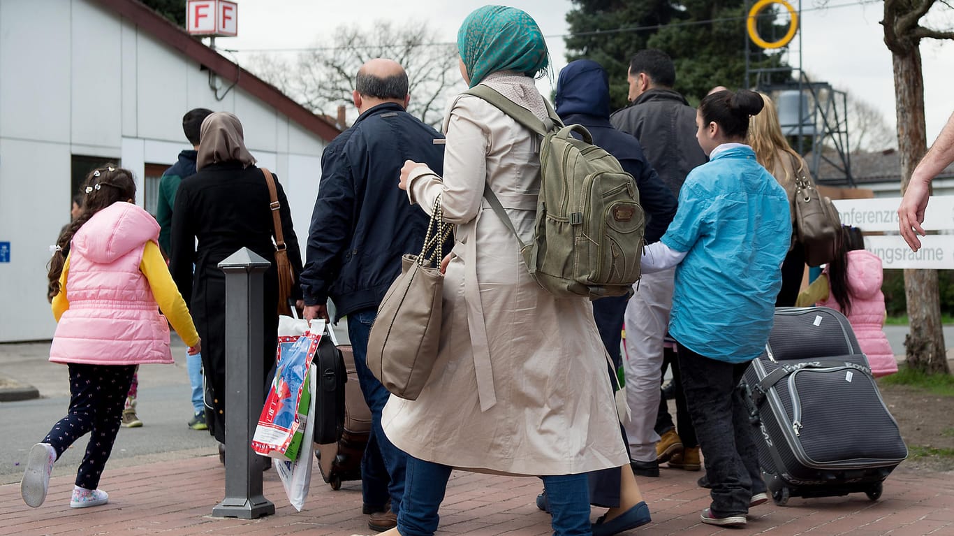 Flüchtlinge im niedersächsischen Friedland: Die Zahl der Asylbewerber in Deutschland geht weiter zurück.