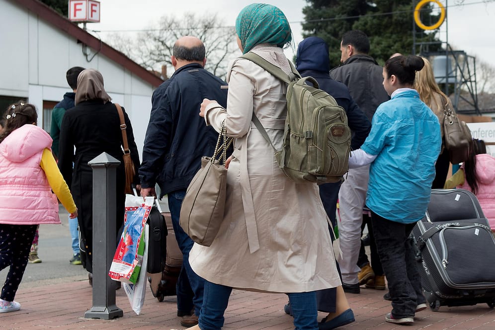 Flüchtlinge im niedersächsischen Friedland: Die Zahl der Asylbewerber in Deutschland geht weiter zurück.