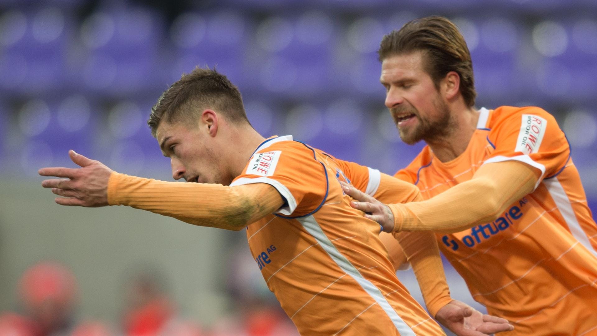 Darmstadt jubelt: Marvin Mehlem (l.) feiert mit Tobias Kempe seinen Treffer zum 2:2.