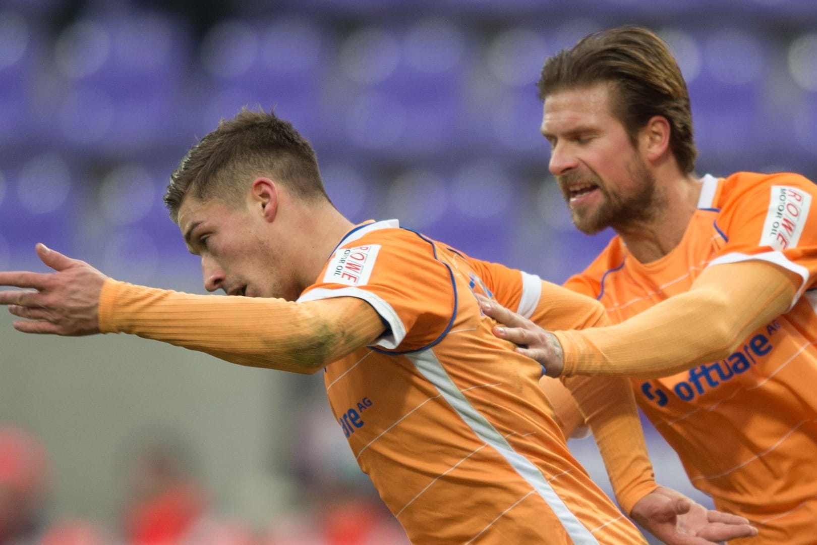 Darmstadt jubelt: Marvin Mehlem (l.) feiert mit Tobias Kempe seinen Treffer zum 2:2.