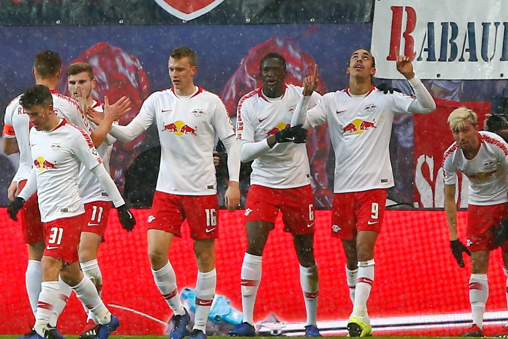 Doppeltorschütze Yussuf Poulsen (zweiter von rechts) wird von seinen Teamkollegen gefeiert.