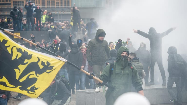 Demonstranten stoßen in Brüssel mit Polizisten zusammen: Bei Protesten rechter Gruppen gegen den UN-Migrationspakt ist es zu Gewalt gekommen.