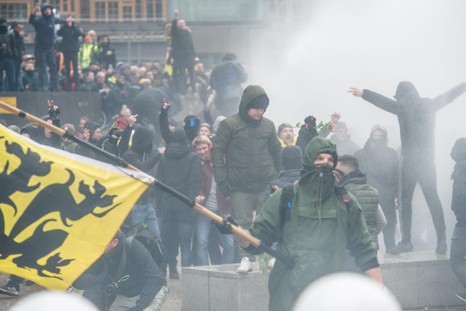 Demonstranten stoßen in Brüssel mit Polizisten zusammen: Bei Protesten rechter Gruppen gegen den UN-Migrationspakt ist es zu Gewalt gekommen.