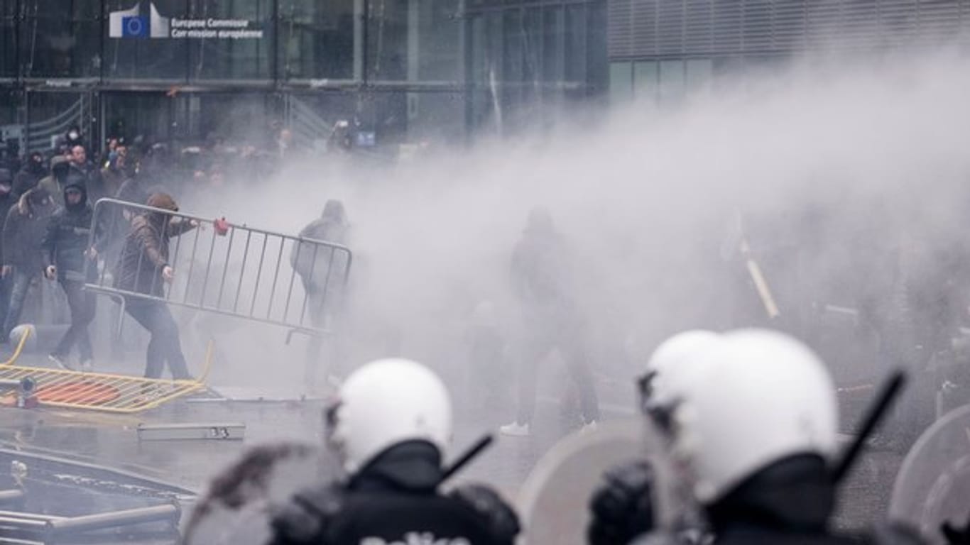 Nach einer Demonstration rechter Gruppen gegen den UN-Migrationspakt ist die Polizei in Brüssel mit Tränengas und einem Wasserwerfer gegen Gewalttäter vorgegangen.