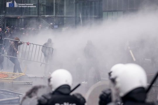 Nach einer Demonstration rechter Gruppen gegen den UN-Migrationspakt ist die Polizei in Brüssel mit Tränengas und einem Wasserwerfer gegen Gewalttäter vorgegangen.