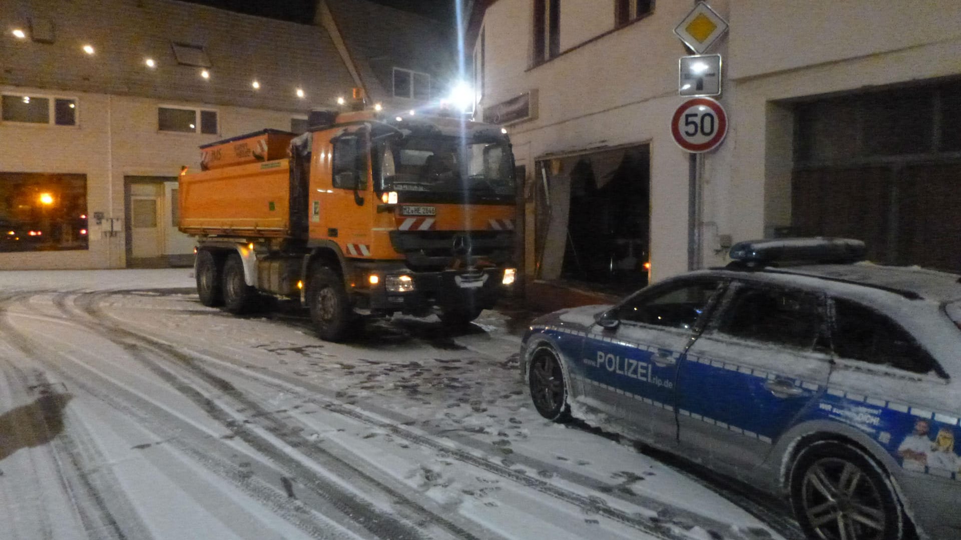 Streufahrzeug zerstört Schaufenster: Im rheinland-pfälzischen Saulheim ist es am Sonntag zu diesem Unfall gekommen.