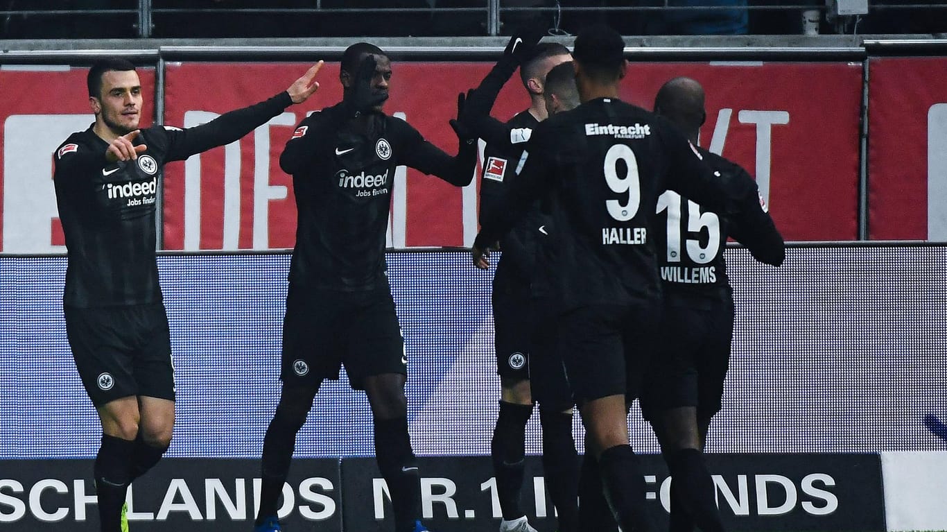 Die Spieler der Eintracht bejubeln das 2:0 von Kostic (links).