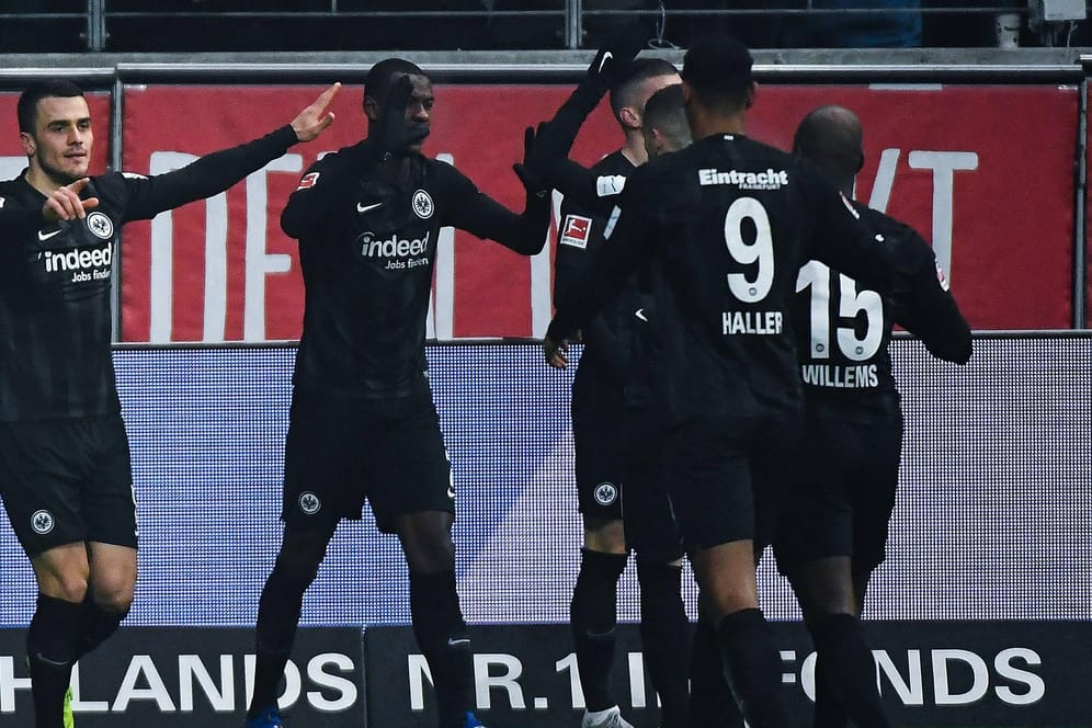 Die Spieler der Eintracht bejubeln das 2:0 von Kostic (links).