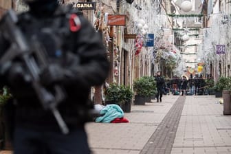 Ein Polizist steht nach einem Angriff in der Gegend des Straßburger Weihnachtsmarkts vor einem Tatort.