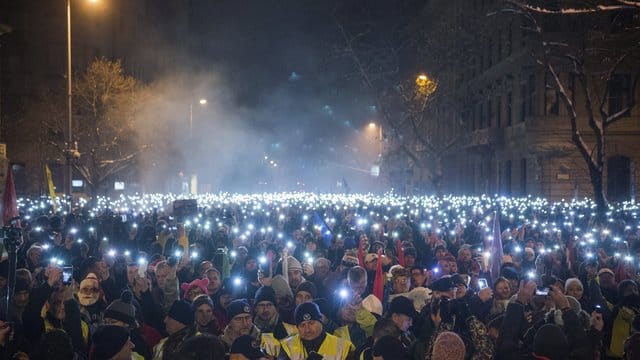 Vor dem Budapester Parlament haben Tausende Menschen gegen die Regierung des rechtsnationalen Ministerpräsidenten Orban demonstriert. Vor dem Budapester Parlament haben Tausende Menschen gegen die Regierung des rechtsnationalen Ministerpräsidenten Orban demonstriert.