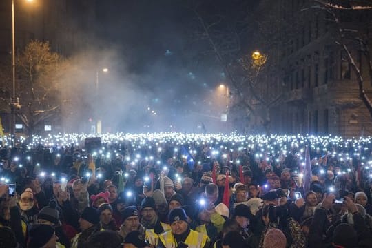 Vor dem Budapester Parlament haben Tausende Menschen gegen die Regierung des rechtsnationalen Ministerpräsidenten Orban demonstriert.