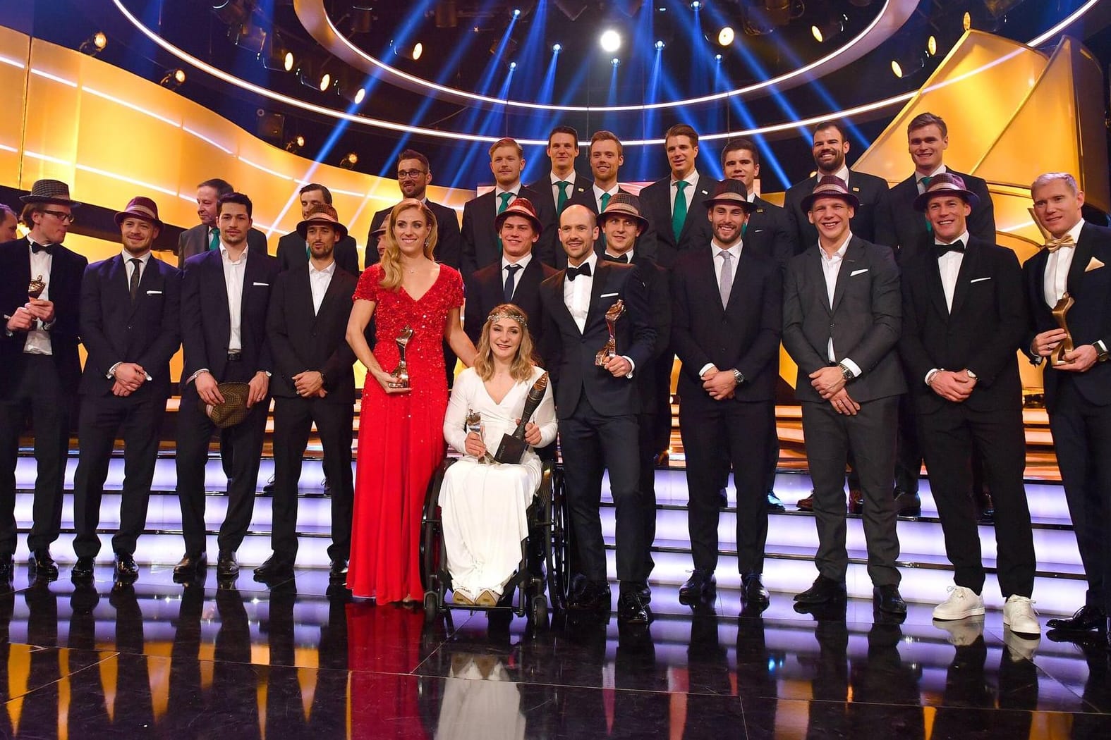 Die Sieger des Abends: Angelique Kerber (rotes Kleid),Kristina Vogel (weißes Kleid), Patrick Lange (neben Vogel) und die Deutsche Eishockeymannschaft auf der Gala Sportler des Jahres in Baden Baden.