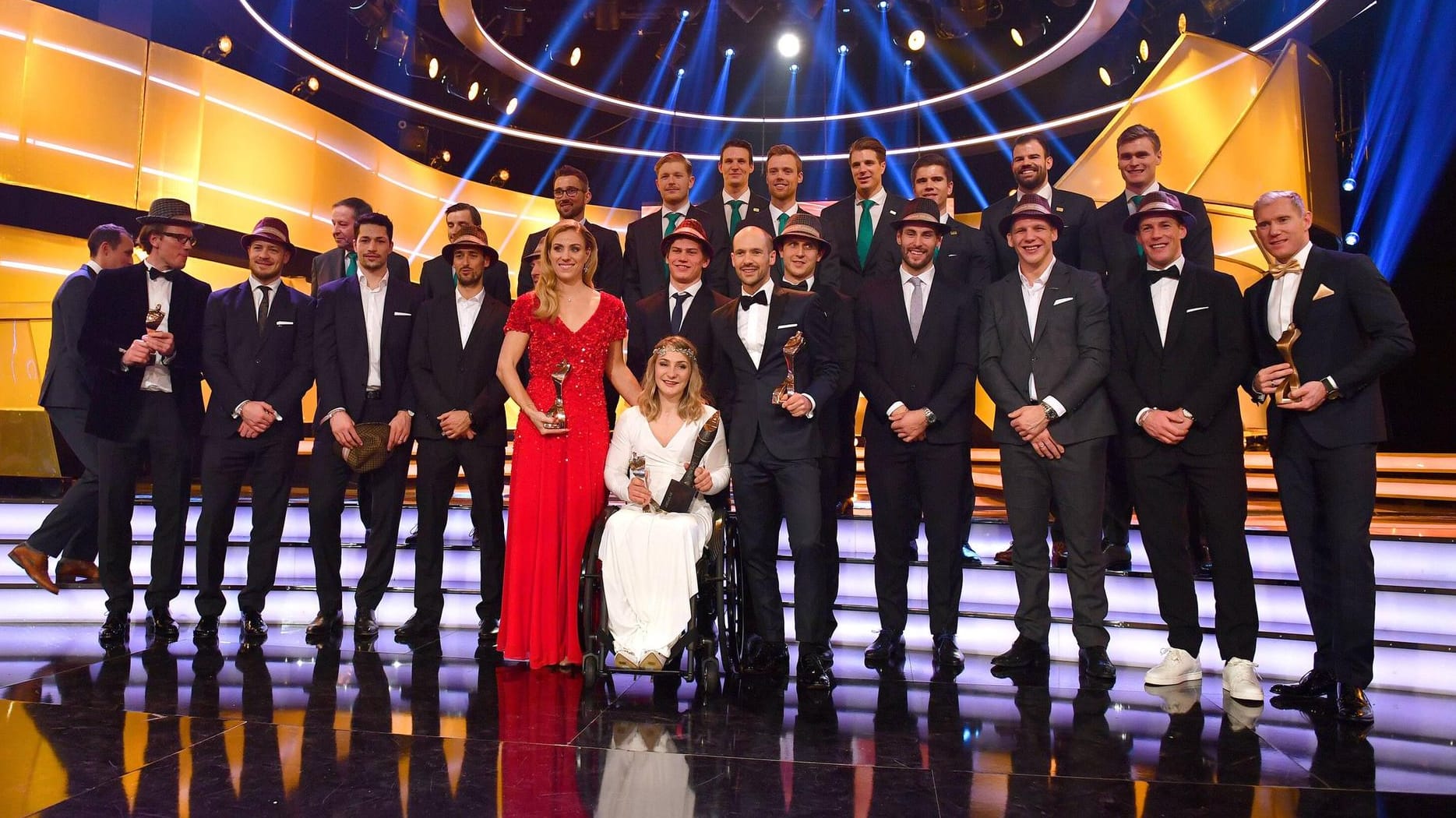 Die Sieger des Abends: Angelique Kerber (rotes Kleid),Kristina Vogel (weißes Kleid), Patrick Lange (neben Vogel) und die Deutsche Eishockeymannschaft auf der Gala Sportler des Jahres in Baden Baden.