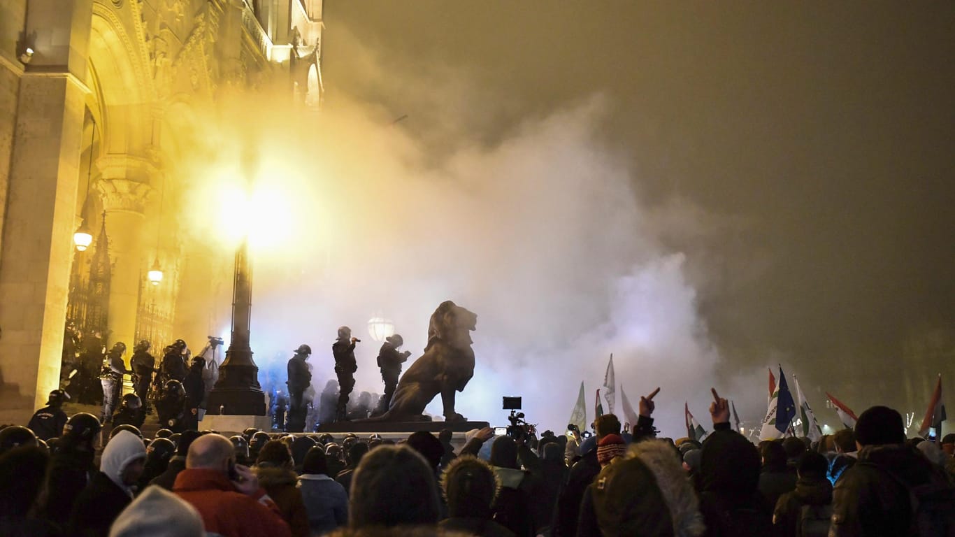 Demonstration in Ungarn: Polizisten setzten Tränengas gegen Demonstranten ein bei einem Prostest gegen Gesetz zur Erhöhung der zulässigen Überstunden.