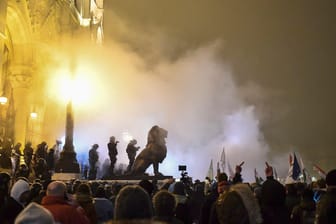 Demonstration in Ungarn: Polizisten setzten Tränengas gegen Demonstranten ein bei einem Prostest gegen Gesetz zur Erhöhung der zulässigen Überstunden.