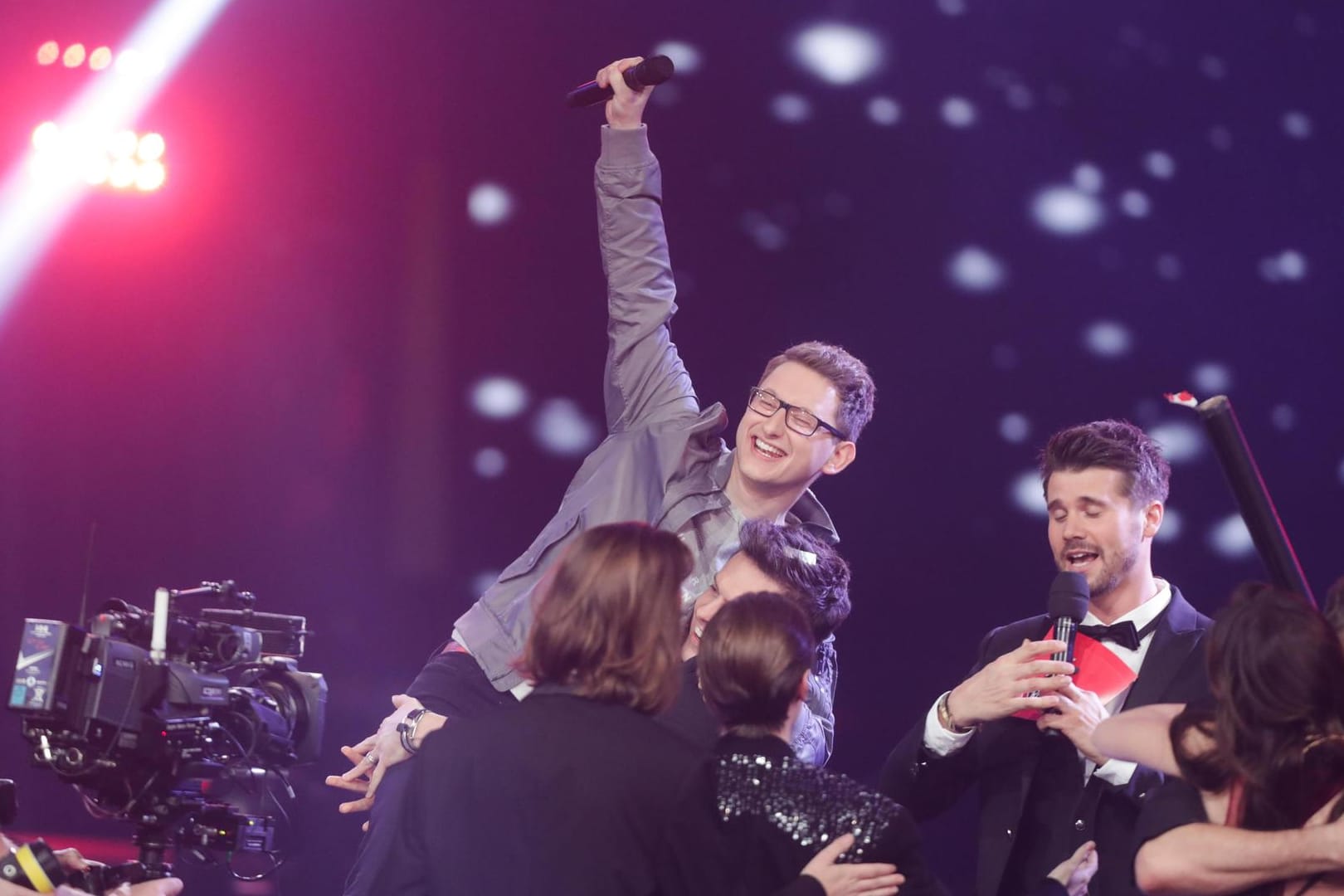 Samuel Rösch jubelt: Er hat im Finale von "The Voice of Germany" den ersten Platz ergattert.