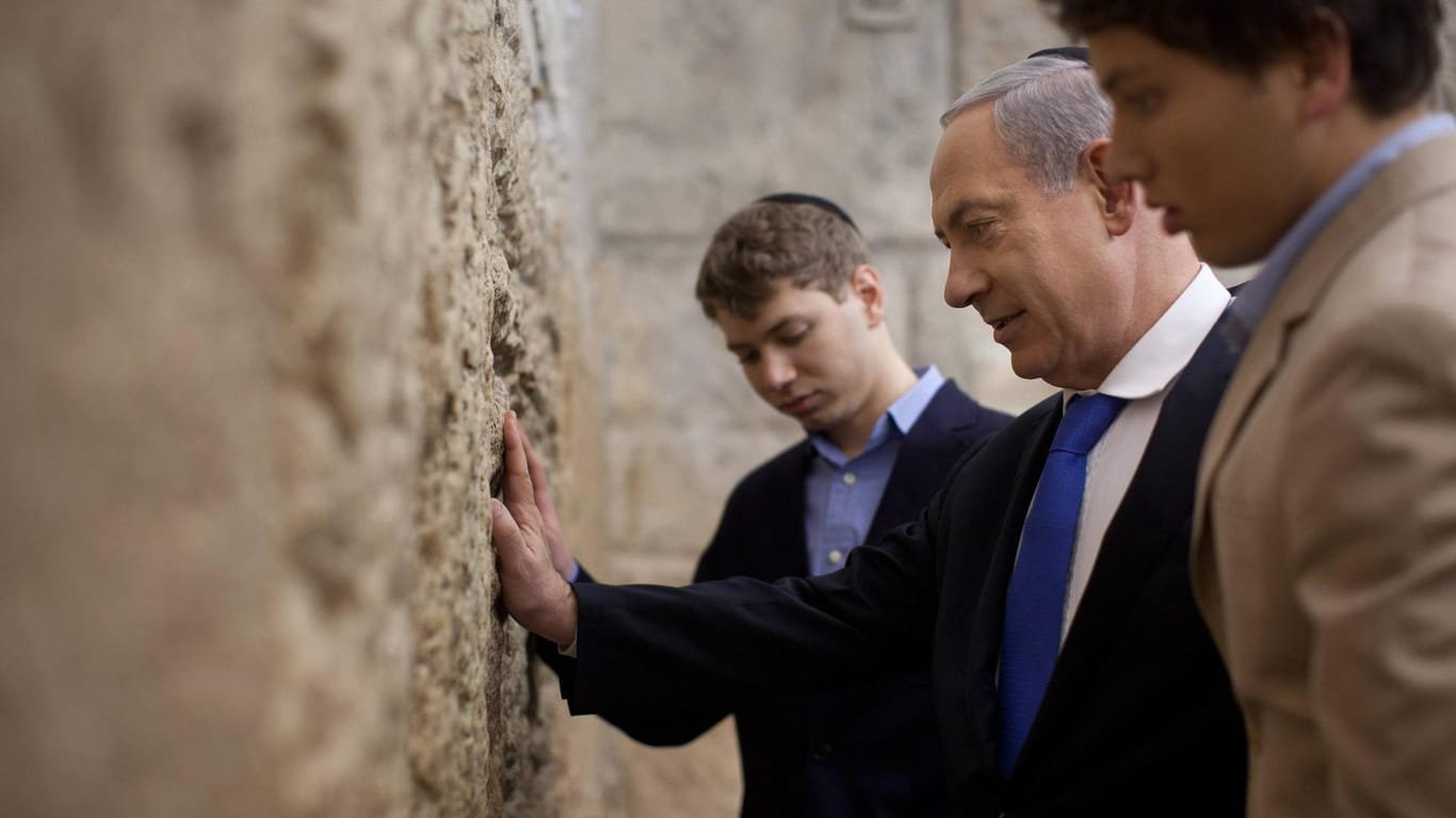 Benjamin Netanjahu betet mit seinen Söhnen Jair and Avner: Facebook hat offenbar das Konto von Yair Netanjahu blockiert.