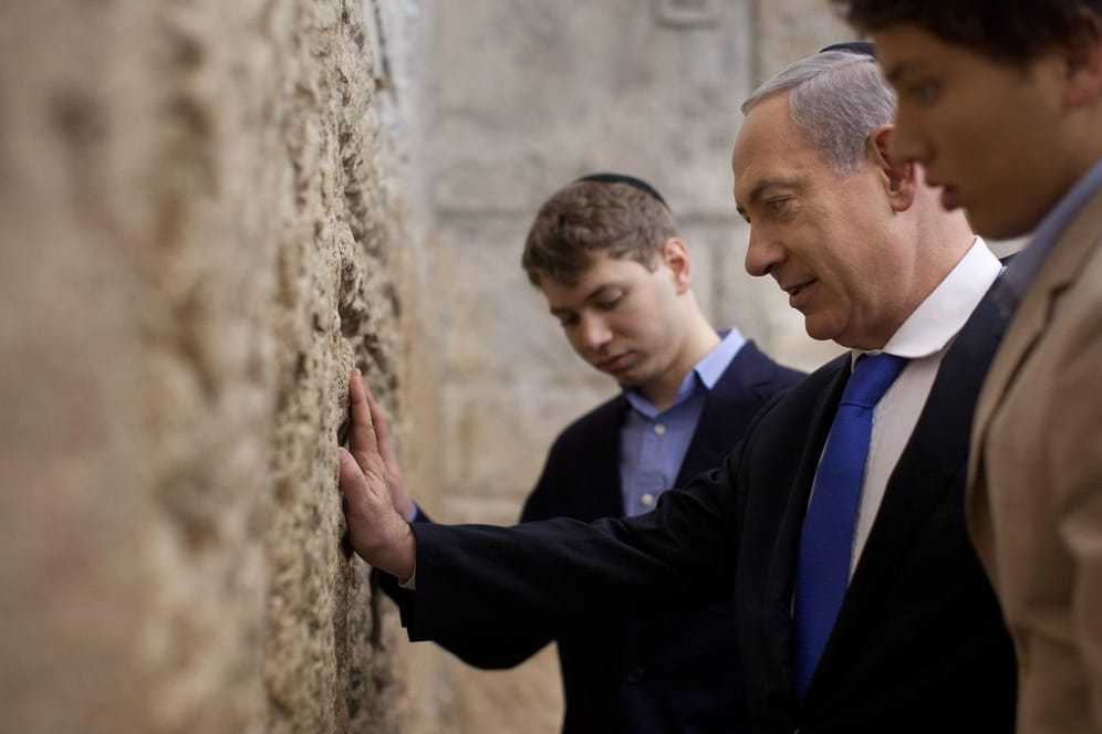 Benjamin Netanjahu betet mit seinen Söhnen Jair and Avner: Facebook hat offenbar das Konto von Yair Netanjahu blockiert.