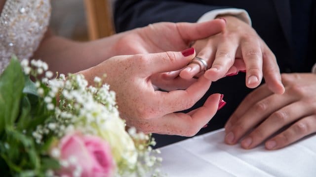 Am Tag ihrer Hochzeit bekommen Arbeitnehmer in der Regel frei: Ob bezahlt oder unbezahlt - das hängt vom Arbeitgeber ab.