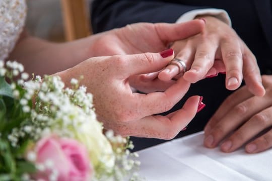 Am Tag ihrer Hochzeit bekommen Arbeitnehmer in der Regel frei: Ob bezahlt oder unbezahlt - das hängt vom Arbeitgeber ab.