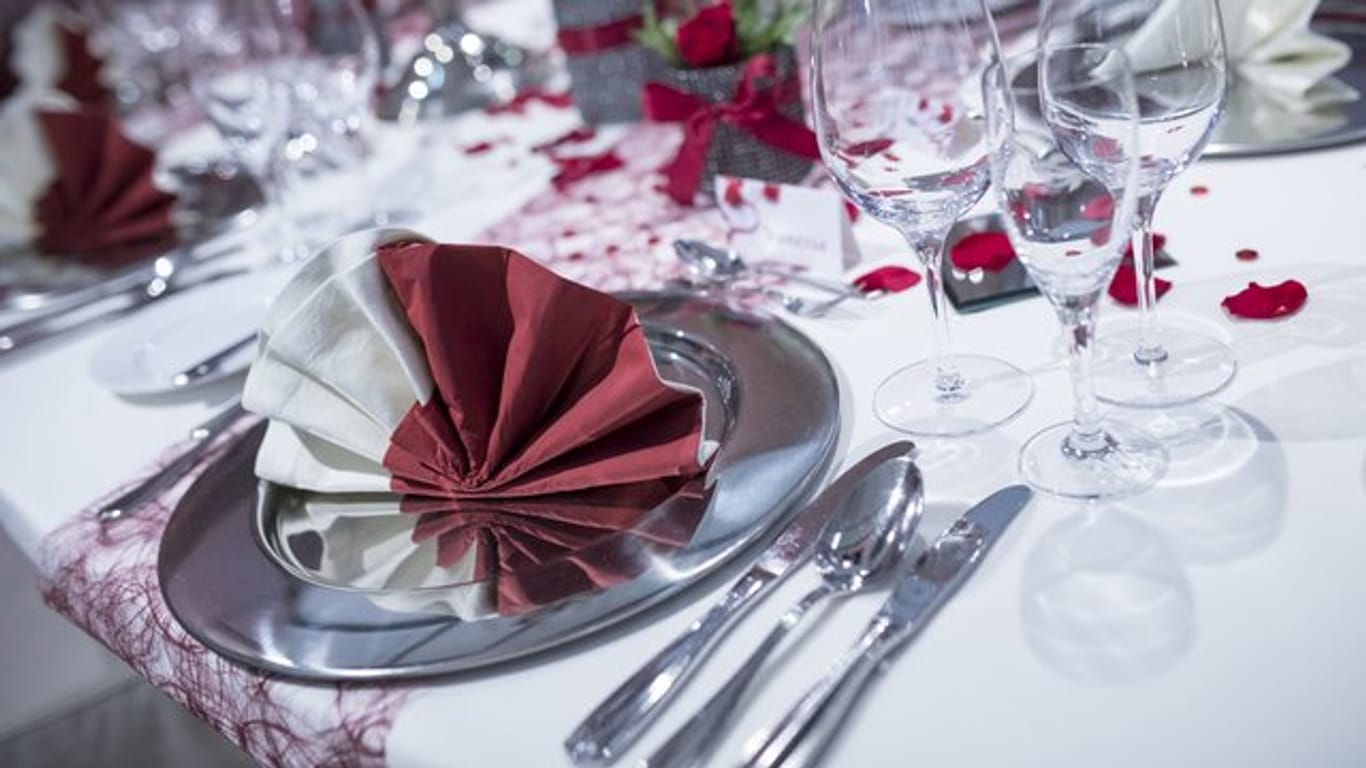 Das macht schon was her!: Für Feiern und Feste wie Weihnachten und Silvester lohnt es sich, den Tisch nach den Regeln der Restaurants einzudecken.